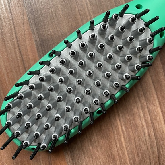 Irresistible Me Jade Straightening Brush - Picture 3 of 6